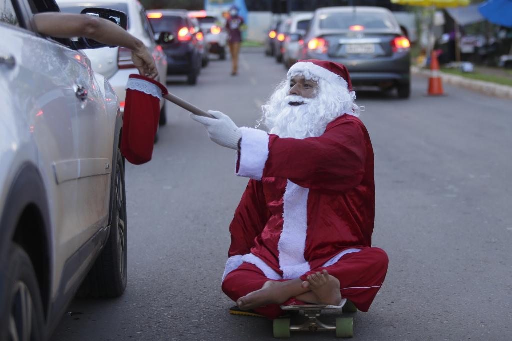 Brasil: "Ivanildo do Skate" caracterizado como Santa Claus