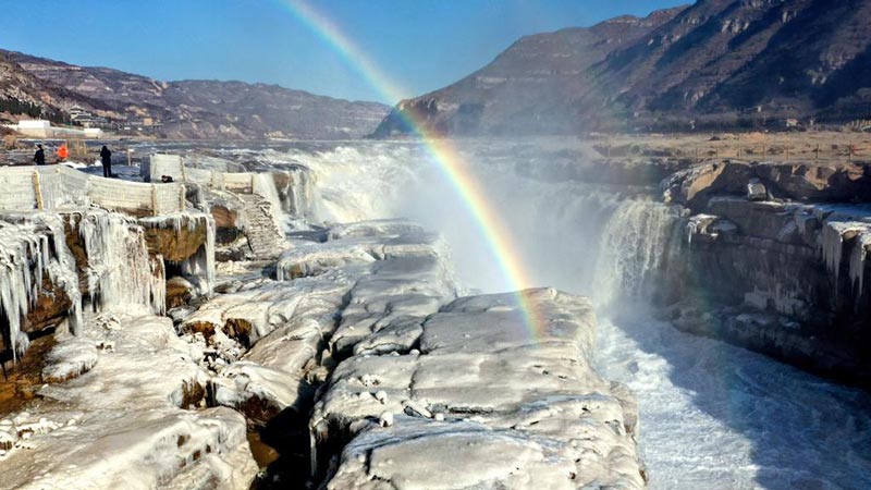 Shaanxi: Arcoíris y paisaje de congelada cascada Hukou en el río Amarillo