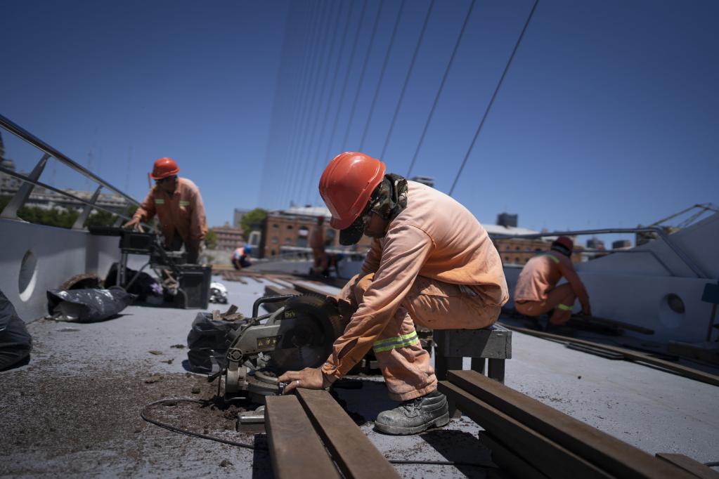 Trabajos de renovación del Puente de la Mujer en Puerto Madero, Argentina