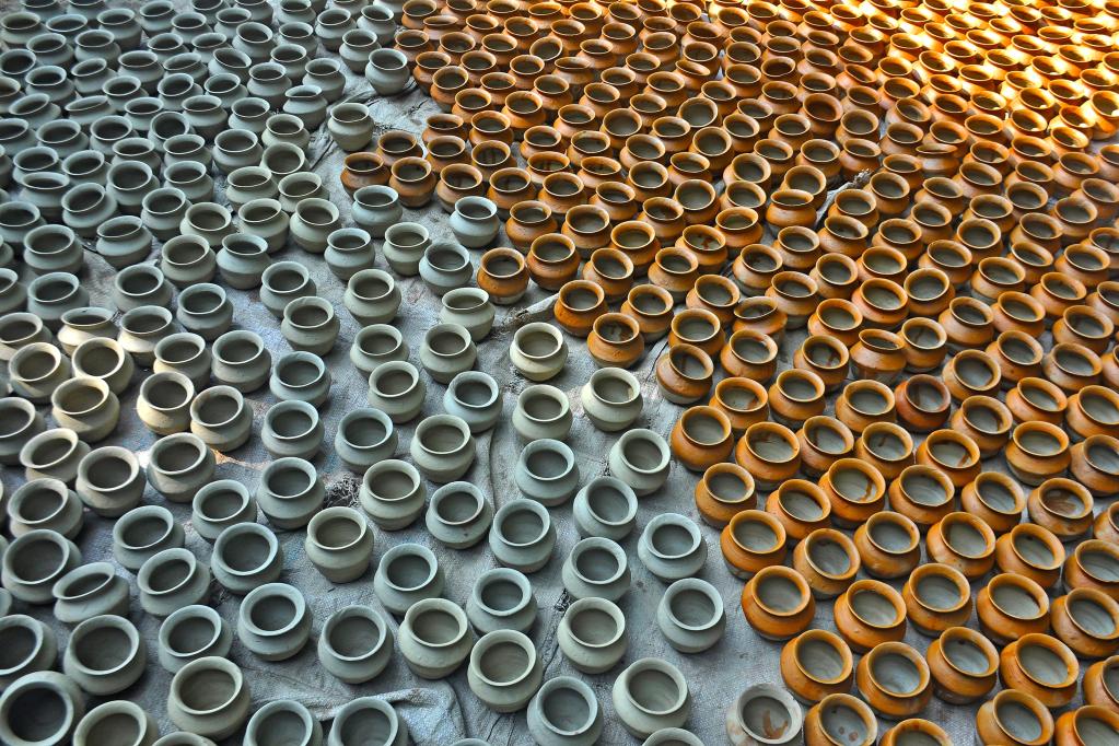 Artículos de alfarería a base de arcilla en Chattogram, Bangladesh