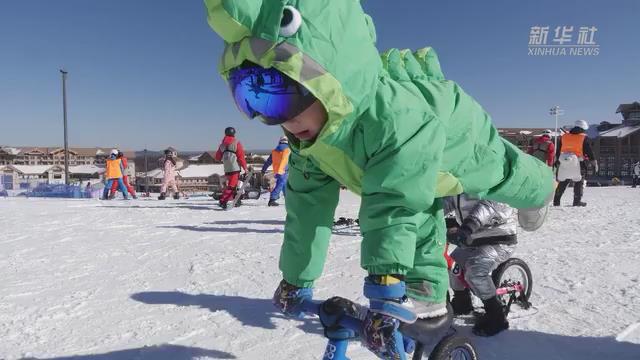 Jilin: Niños aprenden a esquiar en montaña Changbai