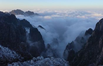Anhui: Bello paisaje de invierno de montaña Huangshan