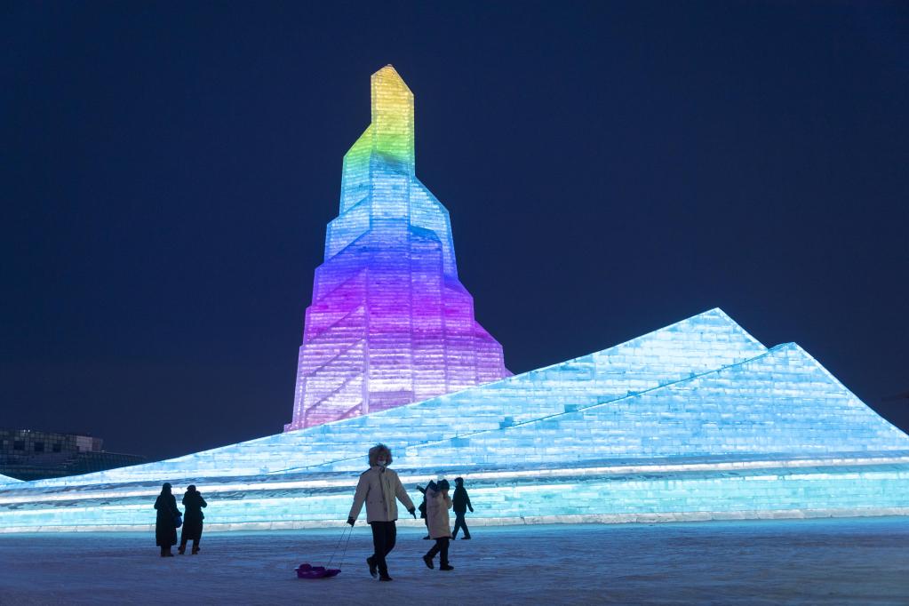 Turistas visitan el Mundo de Hielo y Nieve de Harbin