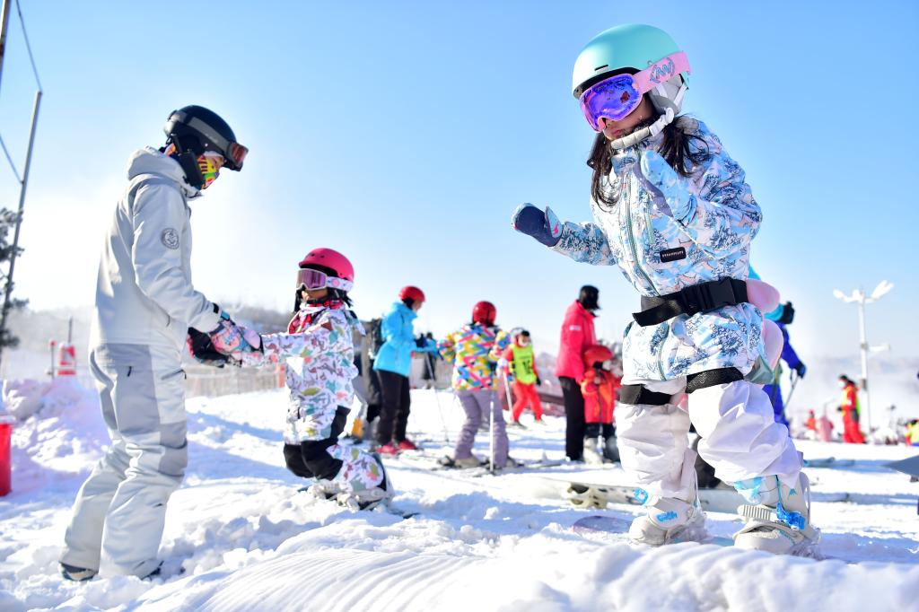 Personas disfrutan de deporte de invierno al aire libre en China