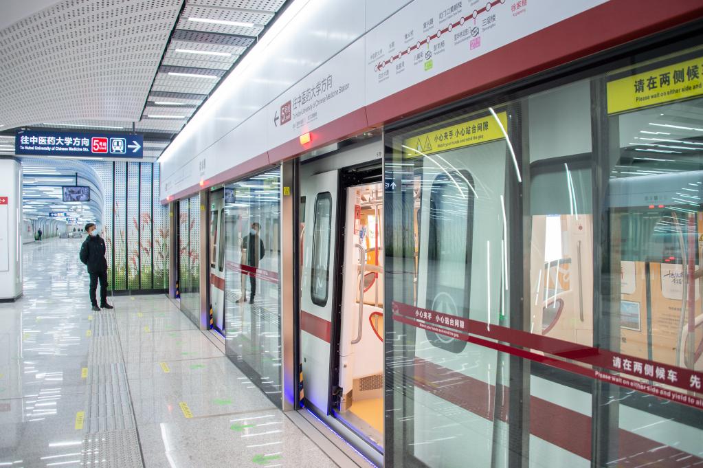 Tres líneas ferroviarias urbanas abren al público en Wuhan