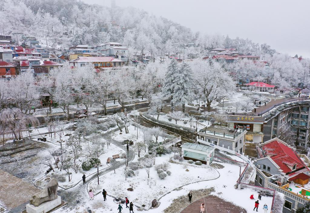 Paisaje nevado de la montaña Lushan en Jiujiang, Jiangxi