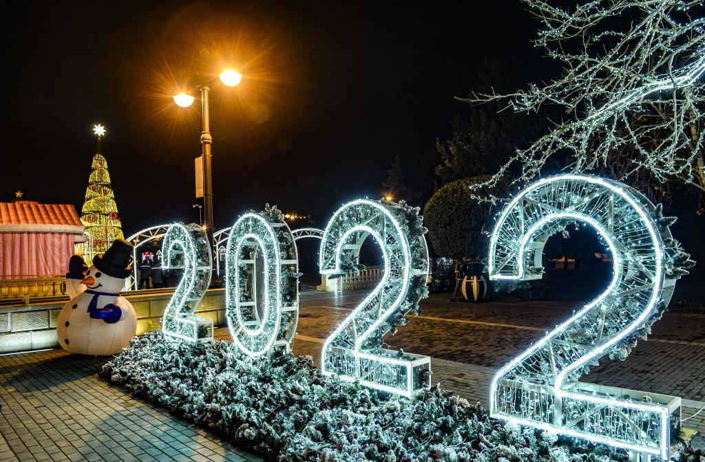 Luces y decoraciones de Año Nuevo en el área central de Bakú, Azerbaiyán