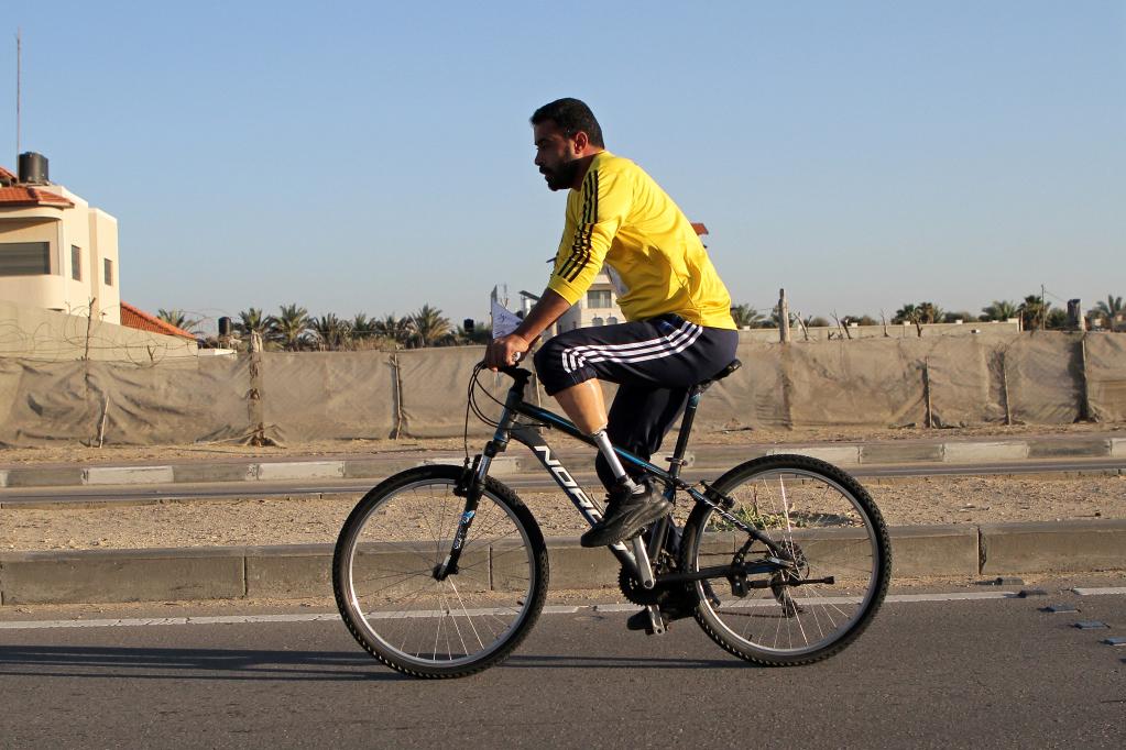 Palestinos con discapacidades físicas participan en carrera de bicicletas en la Franja de Gaza