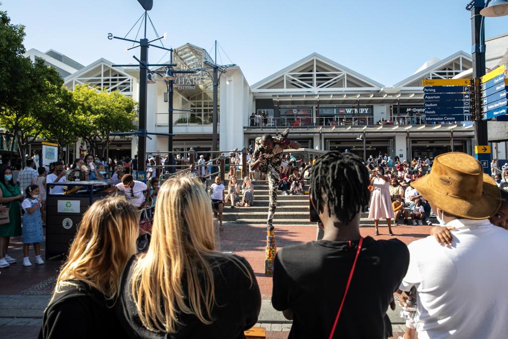 Sudáfrica: Personas visitan V&A Waterfront por asueto de Navidad en Ciudad del Cabo