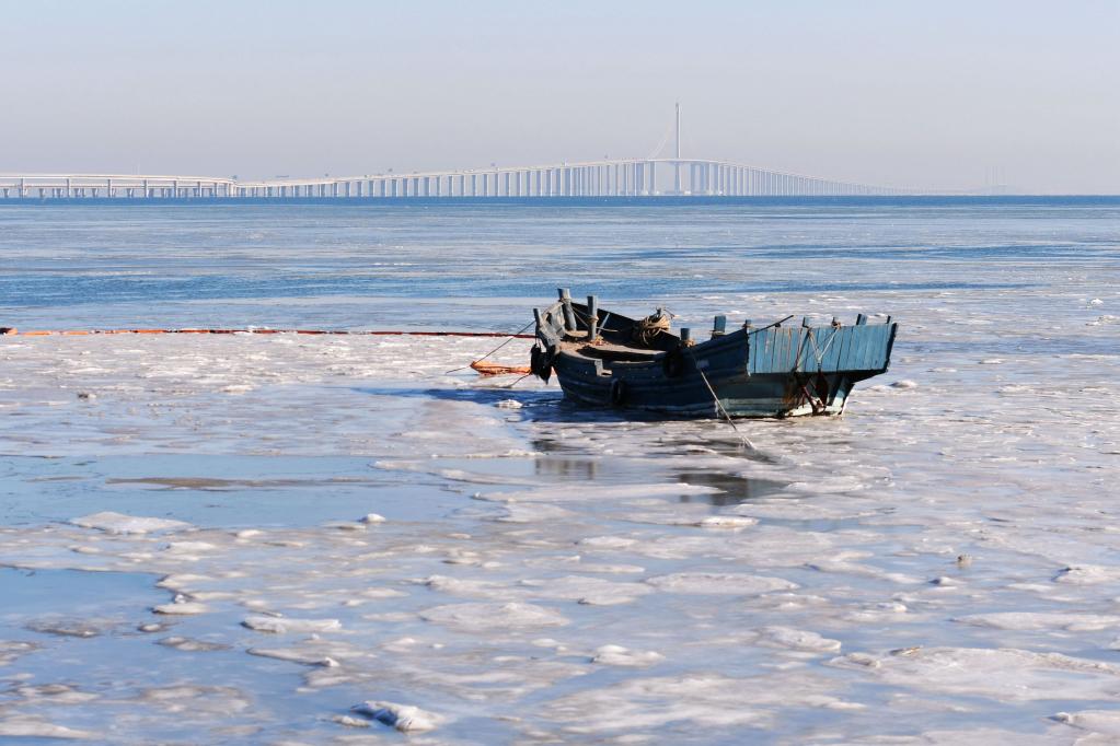 Shandong: Témpanos de hielo en las aguas costeras en Qingdao