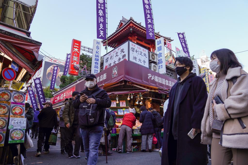 Japón: Personas realizan compras en mercado callejero