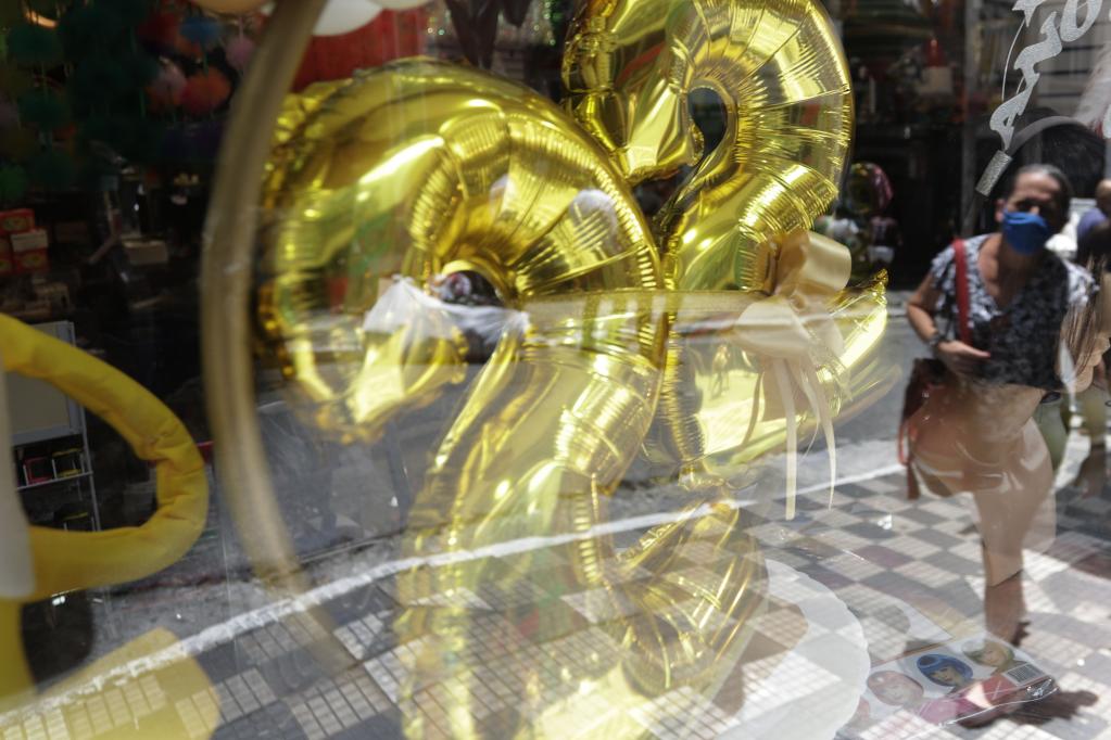 Globos y decoraciones exhibidos para su venta previo a la celebración del Año Nuevo en Sao Paulo, Brasil