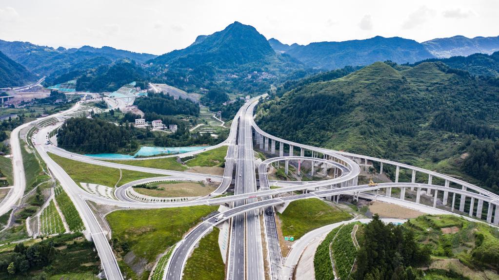 Longitud total de autopistas de Guizhou supera 8.000 kilómetros