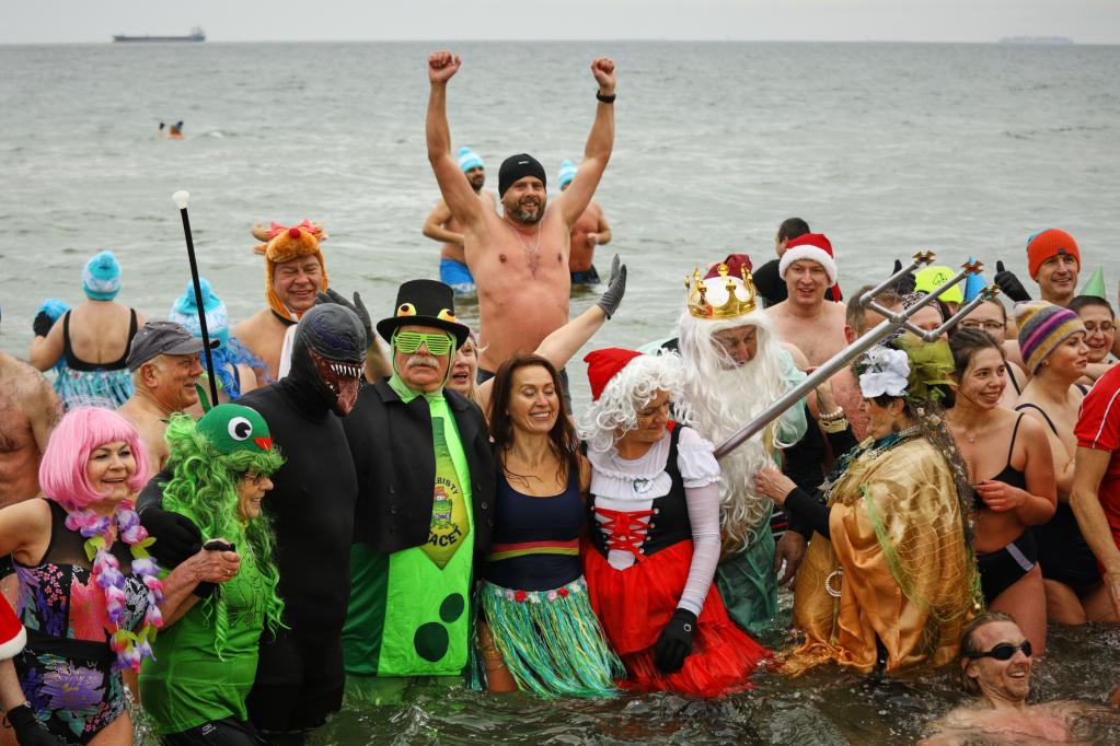 Polonia: Tradicional baño de Año Nuevo en gélidas aguas del Mar Báltico