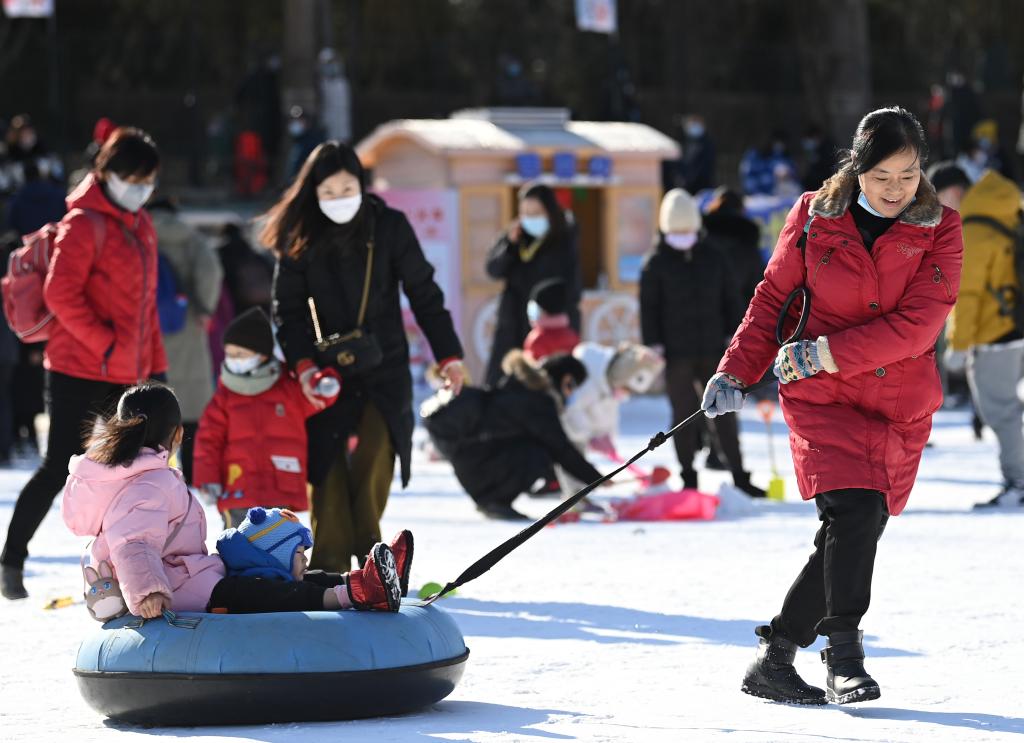 La gente disfruta de vacaciones en carnaval de hielo y nieve en Beijing