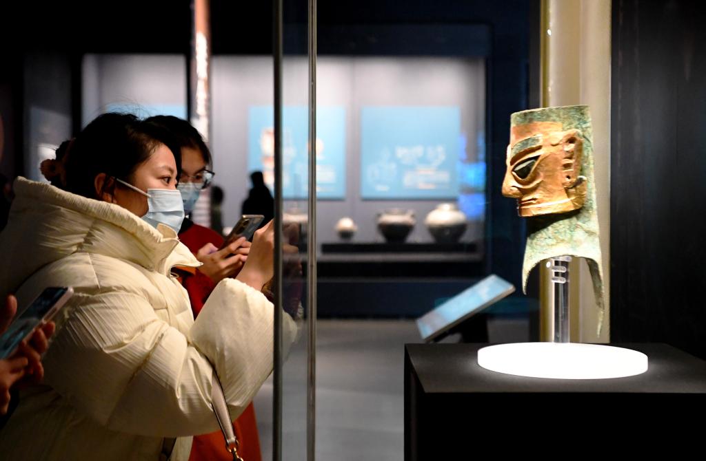 Turistas visitan el Museo de Henan en el tercer día de las vacaciones de Año Nuevo en Zhengzhou