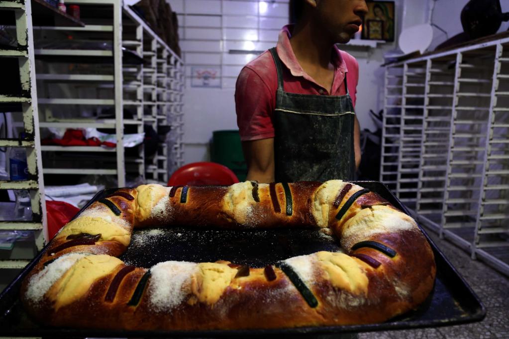Panaderos elaboran rosca de reyes en la Ciudad de México