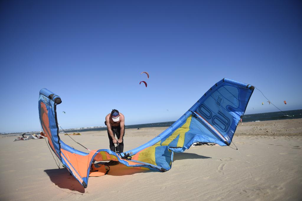 Uruguay: Personas practican kitesurf en la playa