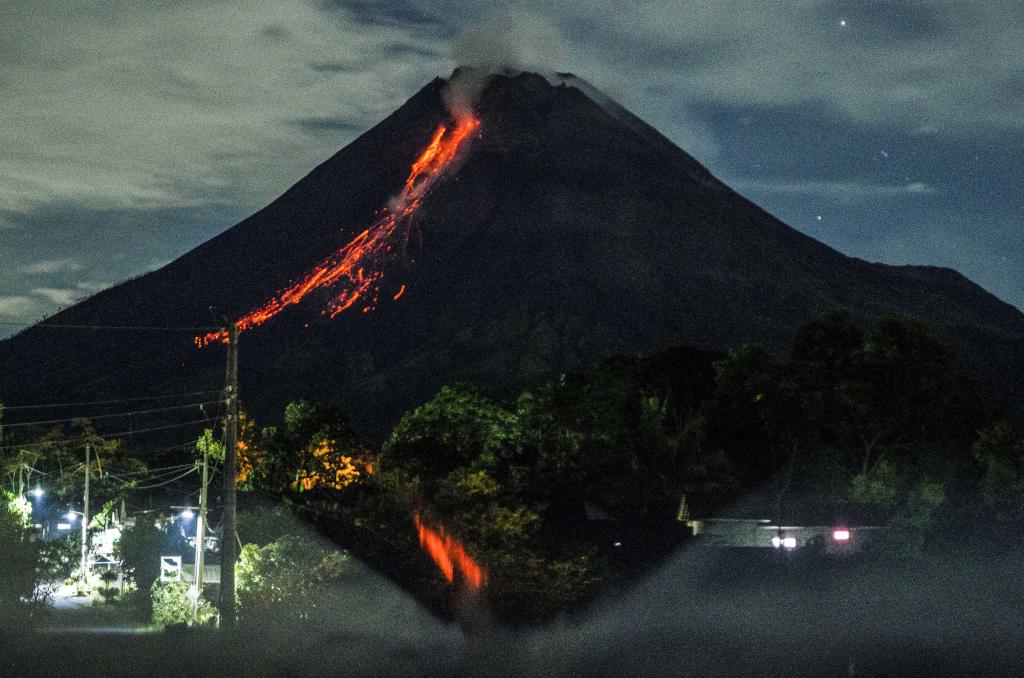 Imágenes de larga exposición de materiales volcánicos emanando del monte Merapi