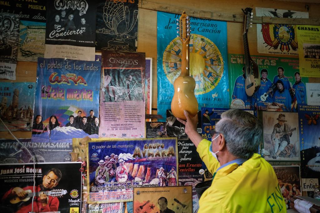 Bolivia: Músico de 70 años de edad especializado en fabricación de charango en La Paz