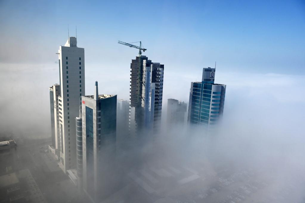 Edificios cubiertos por niebla en la Ciudad de Kuwait