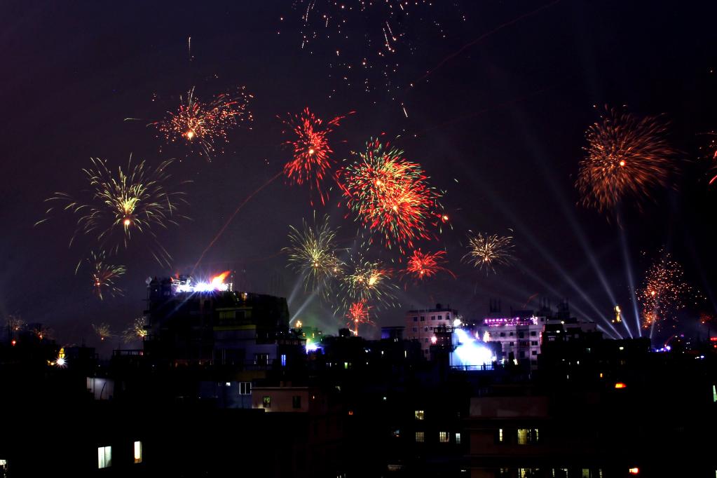 Habitantes de Dhaka celebran festival Sakrain