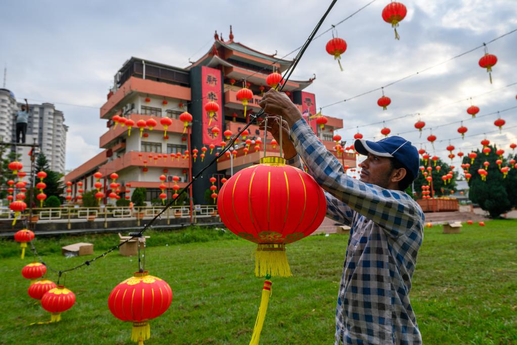 Malasia: Personas cuelgan linternas para el próximo Año Nuevo Lunar chino