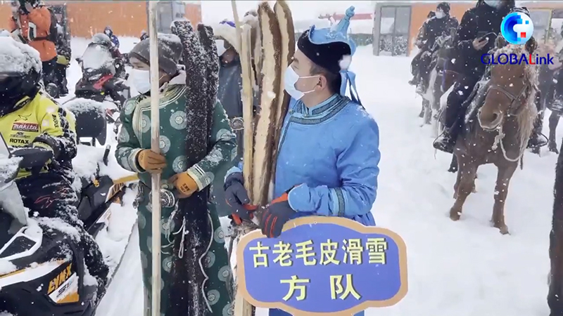 Se deslizan sobre esquís de piel en Altay, China