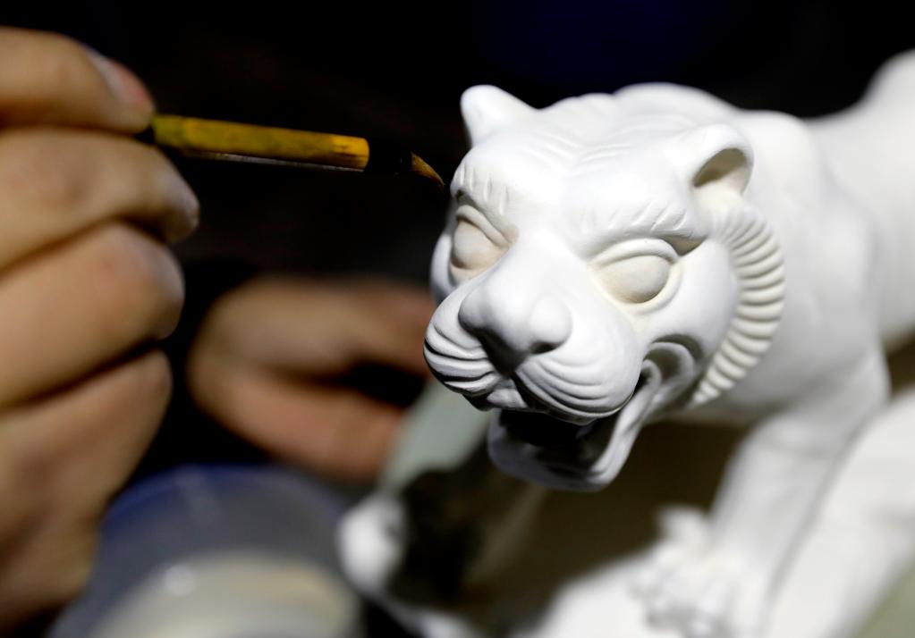 Artistas en Henan crean obras de porcelana con temática de tigres para recibir el Festival de Primavera