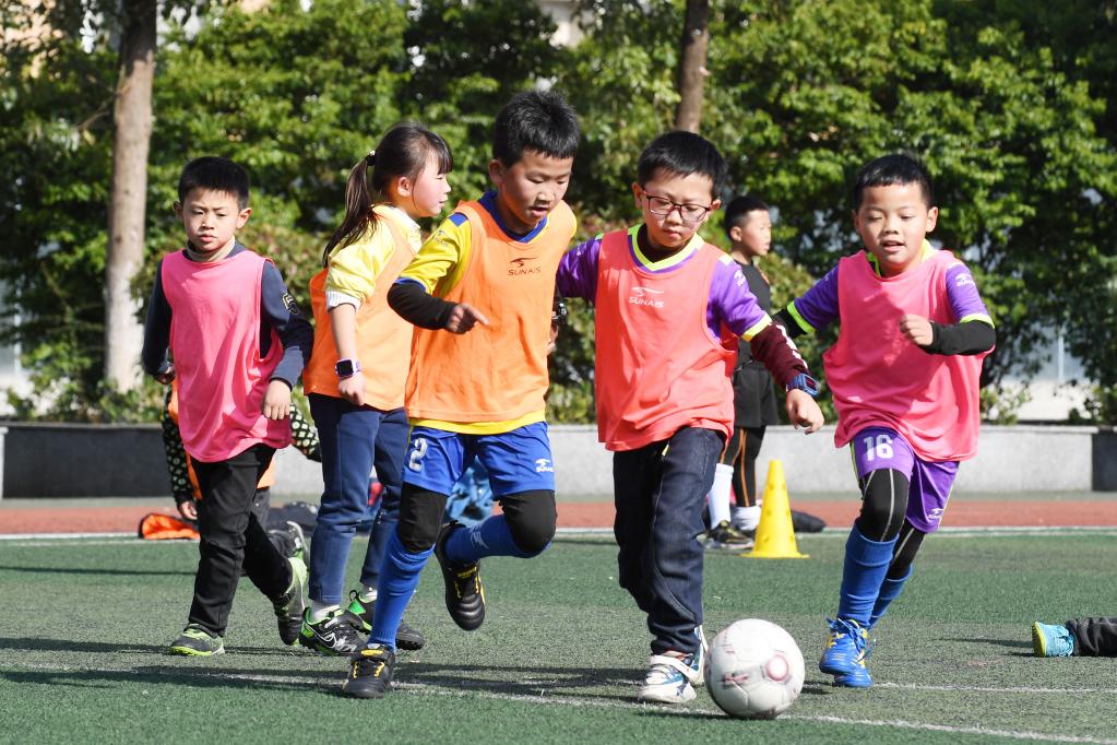 Guizhou: Alumnos juegan al fútbol durante vacaciones de invierno en Renhuai