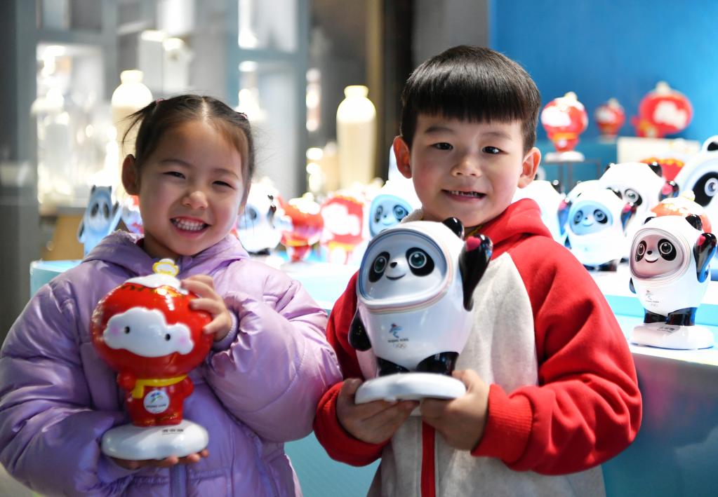 Fujian: Figuras de porcelana de las mascotas de los Juegos Olímpicos de Invierno de Beijing 2022