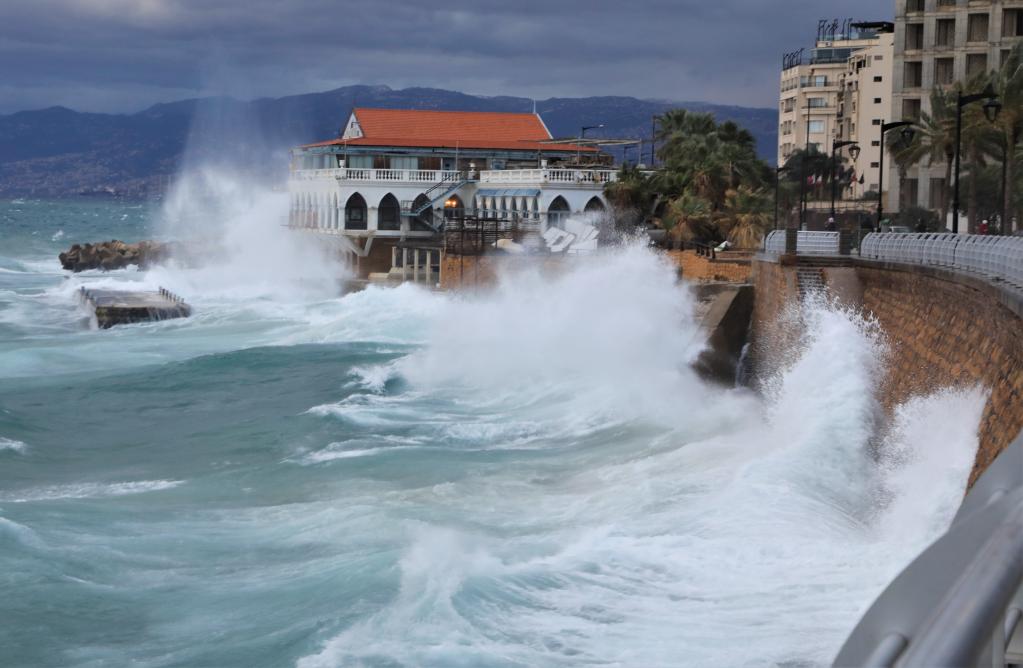Grandes olas golpean la costa de Beirut, Líbano