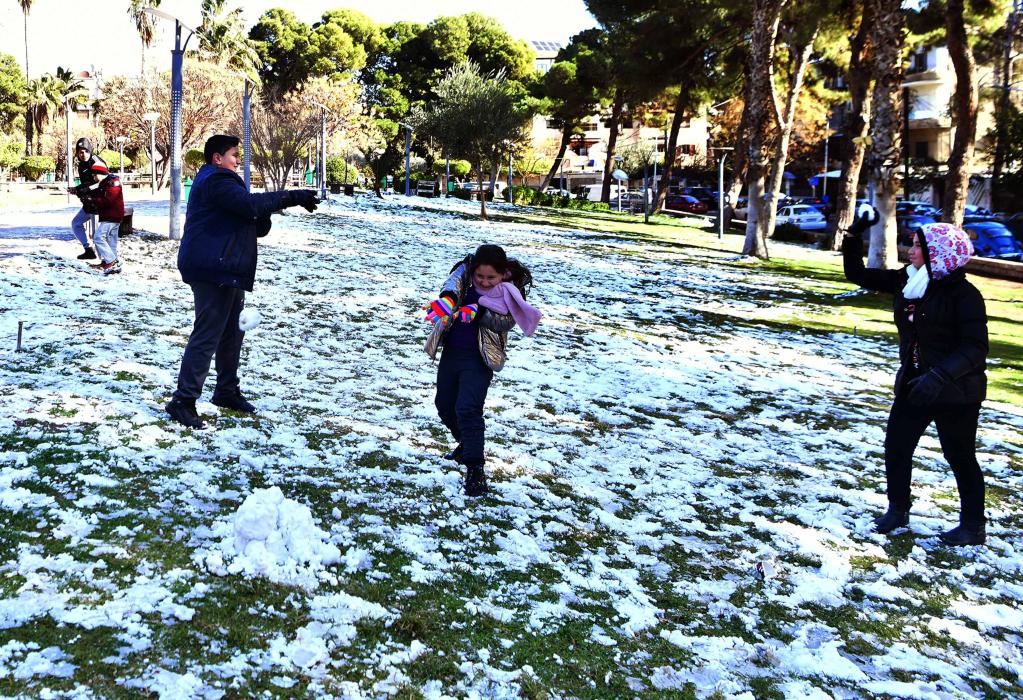 Niños sirios disfrutan la nieve en Damasco, Siria