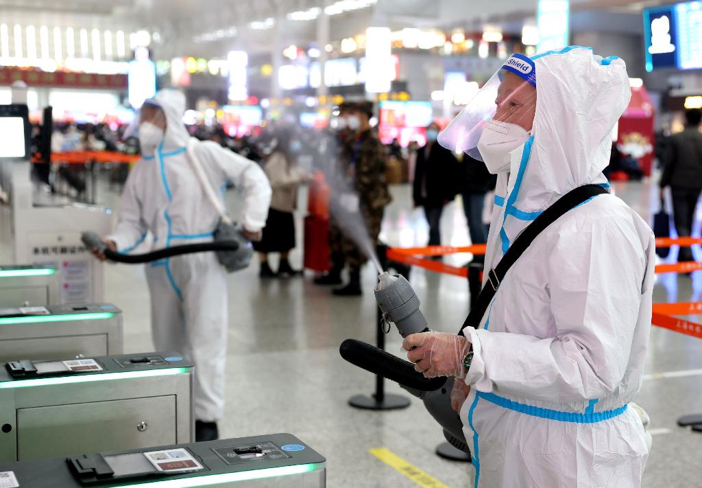 Medidas de desinfección y prevención de epidemias en estaciones del Ferrocarril en Shanghai para garantizar la seguridad de viaje de pasajeros