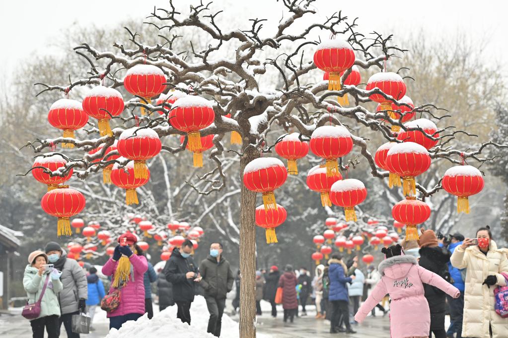Personas disfrutan de paisaje nevado en Beijing