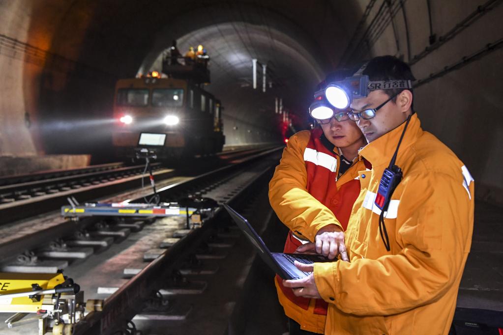 Guangxi: Trabajadores ferroviarios realizan trabajos en túnel de Huajiashan