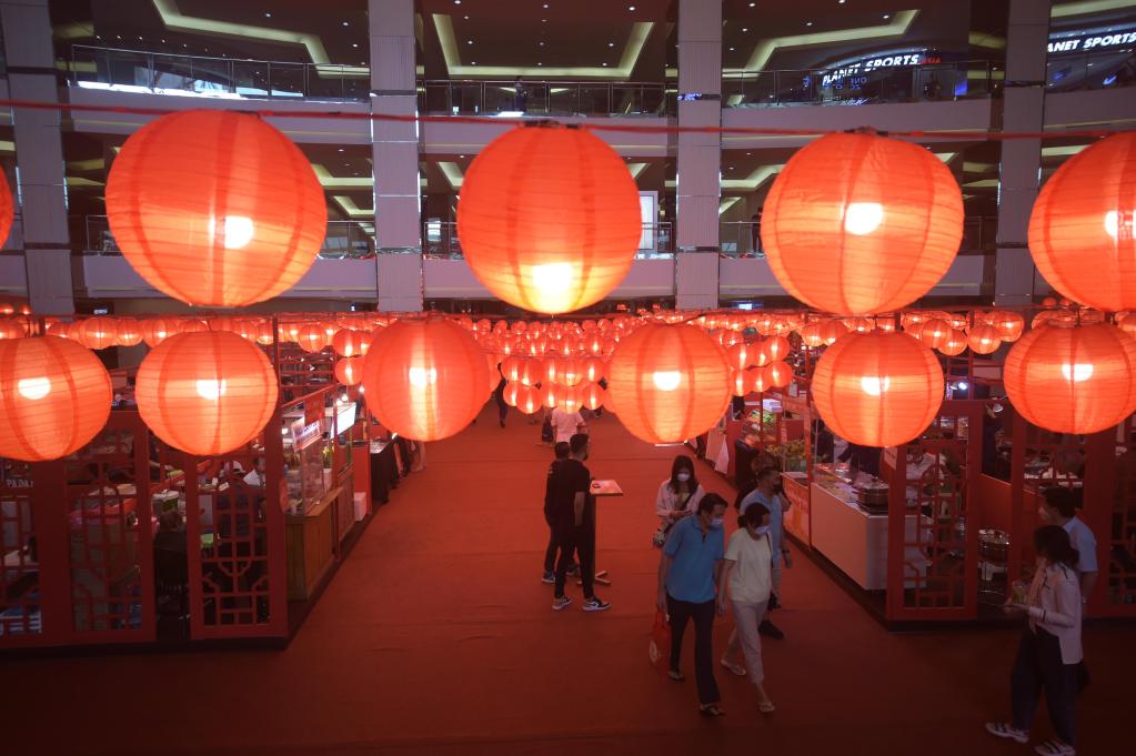 Indonesia: Linternas rojas colocadas para el próximo Año Nuevo Lunar chino en Yakarta