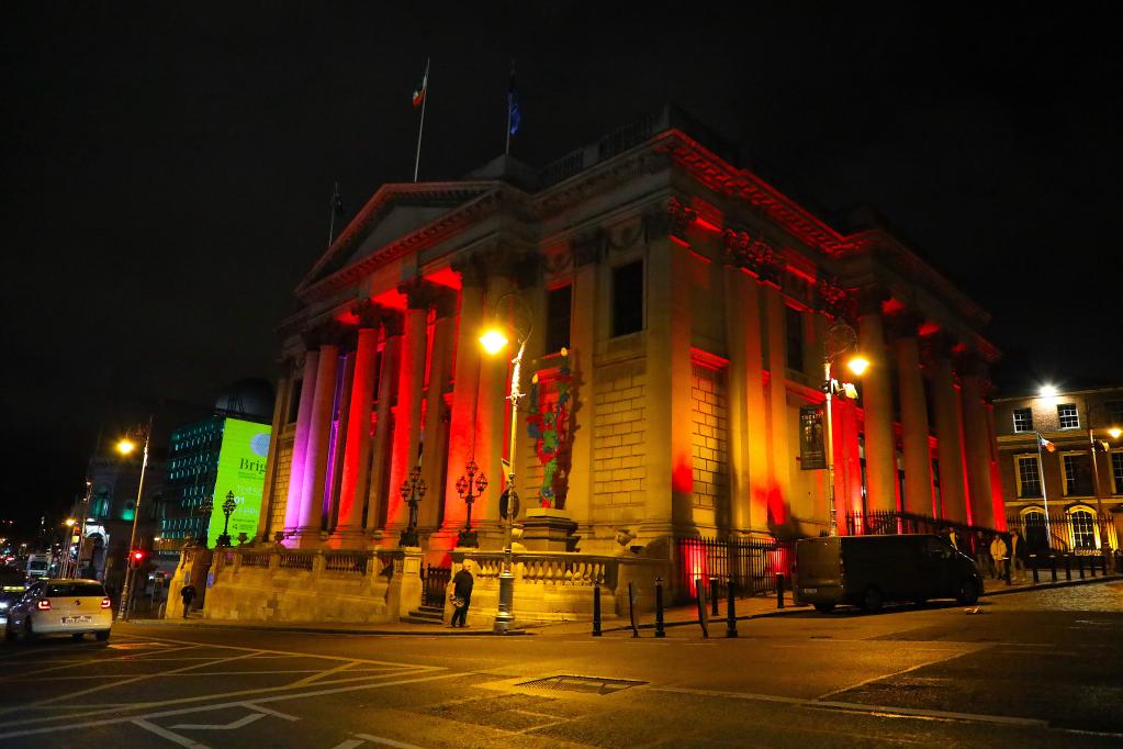 Edificio iluminado de rojo para celebrar el Año Nuevo Lunar en Dublín, Irlanda