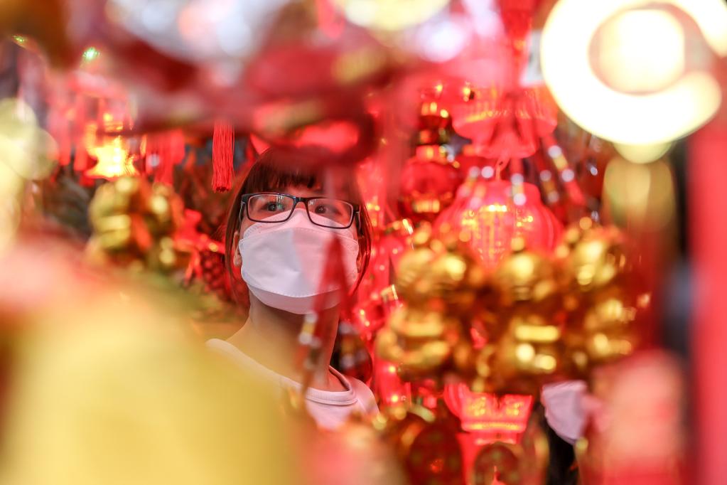 Decoraciones para el Año Nuevo Lunar chino en tiendas del Barrio Chino en Manila, Filipinas