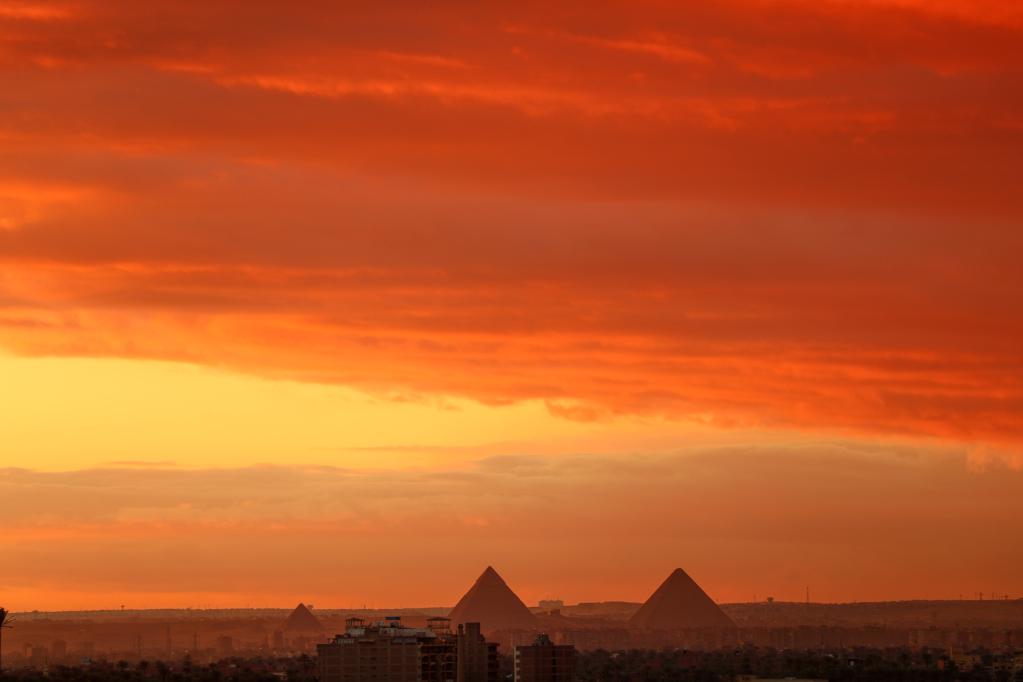 Nubes llameantes al atardecer en El Cairo, Egipto