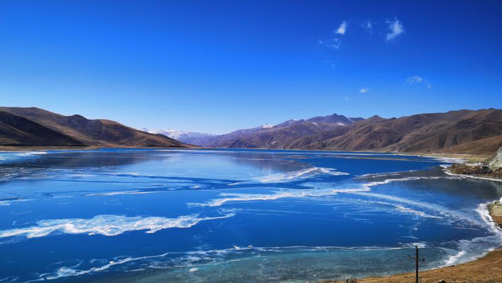 Paisaje del lago Yamzbog Yumco en Shannan, Tíbet
