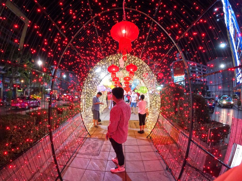 Decoraciones luminosas que celebran Festival de Primavera en Barrio Chino de Bangkok, Tailandia