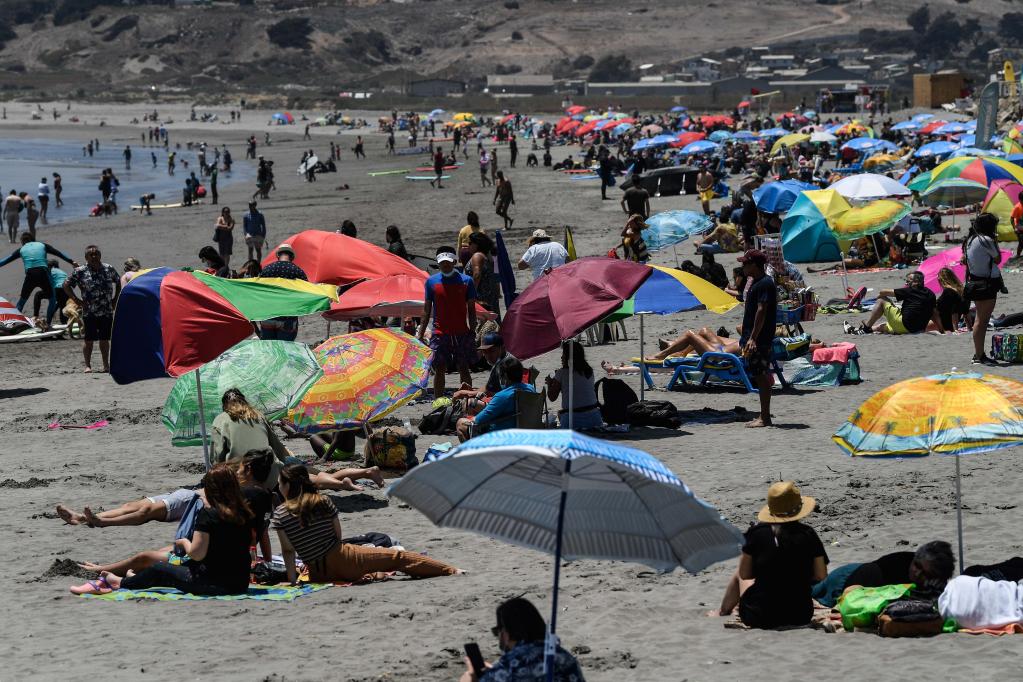 Chile: Personas disfrutan de su tiempo libre en la playa La Boca