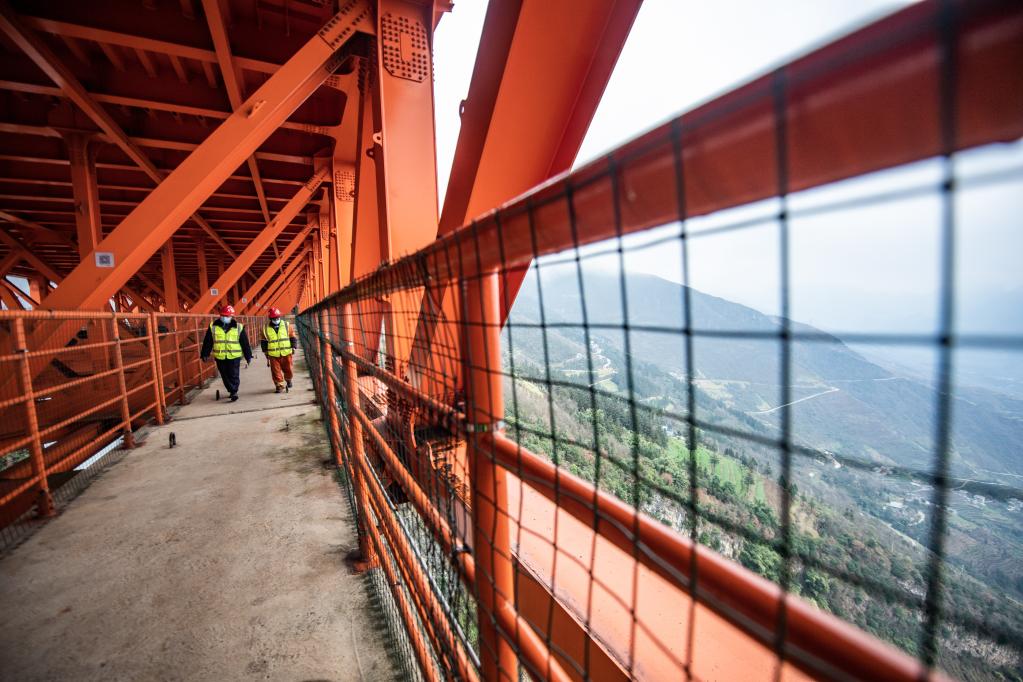 Guizhou: Trabajadores de mantenimiento examinan el interior del puente más alto del mundo