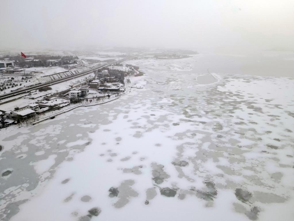 Turquía: Vista aérea del lago Mogan después de fuerte nevada en Ankara