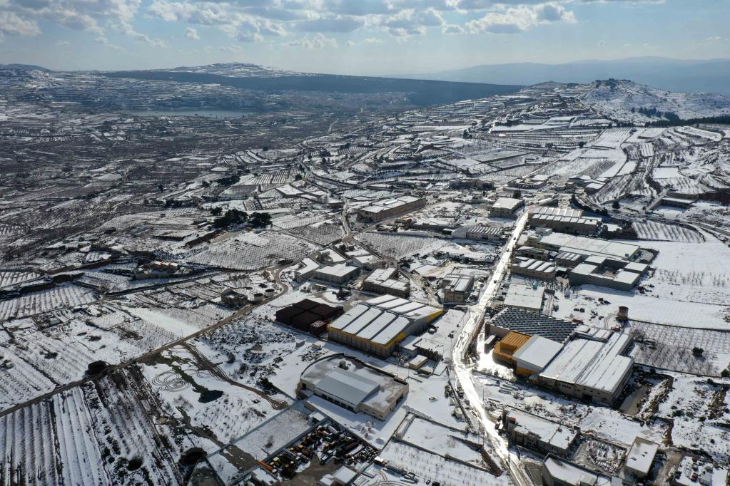 Vista aérea de la montaña y el poblado de Majdal Shams cubiertos de nieve