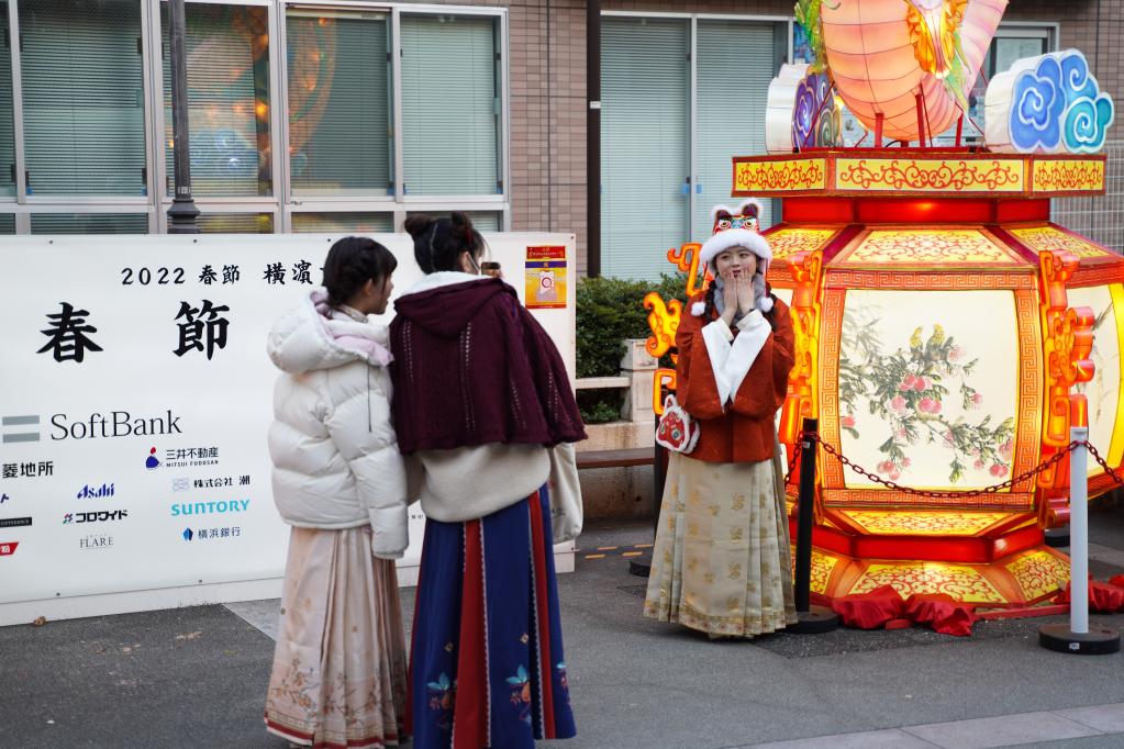 Japón: Linternas con características chinas colocadas en el Barrio Chino en Yokohama para celebrar Año Nuevo Lunar chino