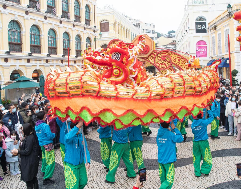 Artistas realizan danzas del dragón y del león para celebrar Festival de Primavera en Macao