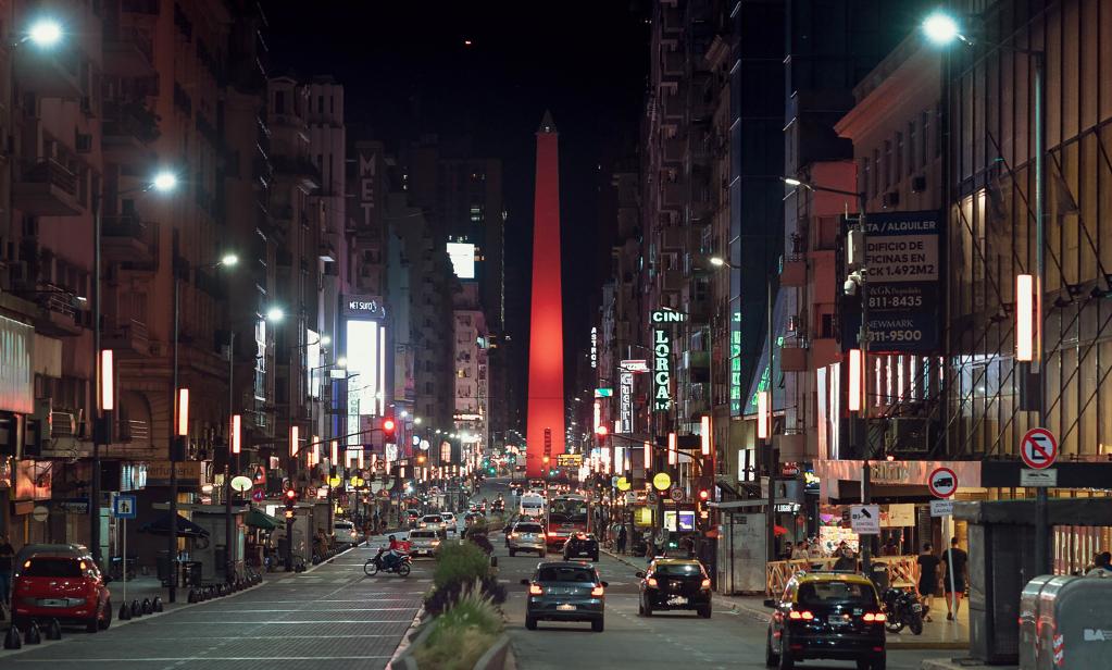 Argentina: Obelisco de Buenos Aires iluminado de rojo en el marco de la celebración del Año Nuevo Lunar chino