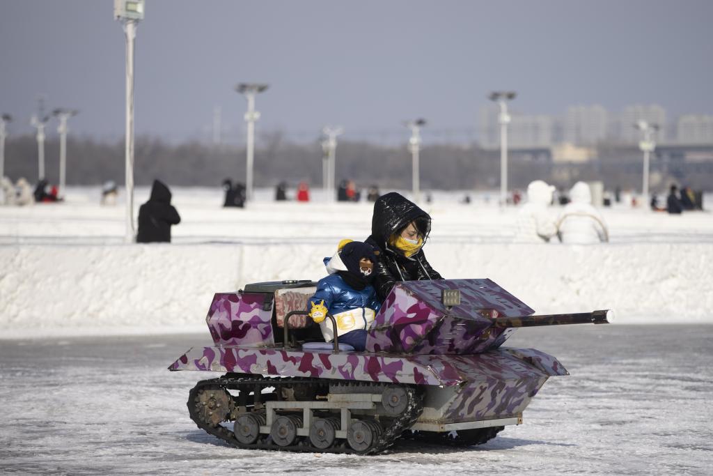 Heilongjiang: Turistas se divierten en parque de hielo y nieve en Harbin